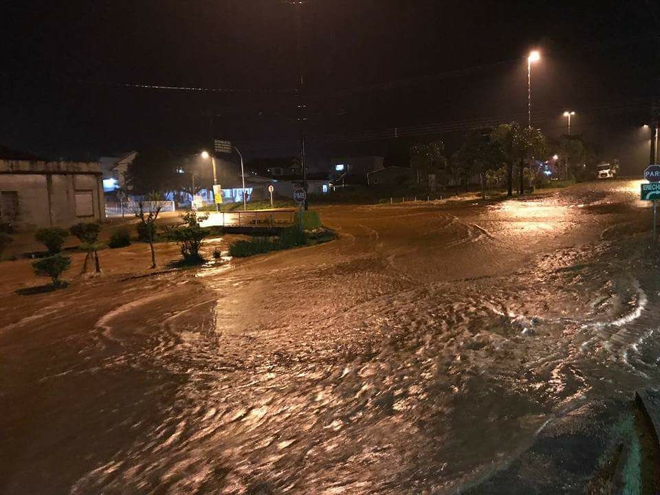 Ir para  <p>O rio Jupirangaba, que atravessa a cidade de Bar&atilde;o de Cotegipe, alagou o centro da cidade no final da tarde desta ter&ccedil;a-feira(30), invadiu lojas e resid&ecirc;ncias e causou p&acirc;nico na...
